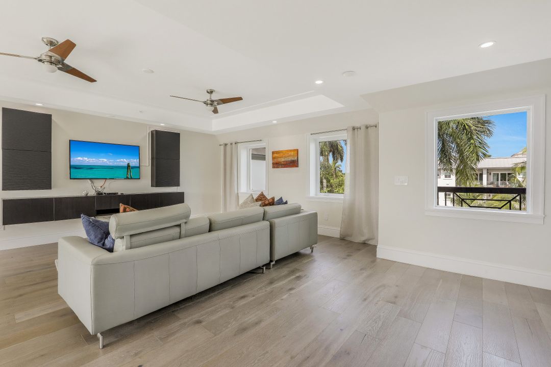 875 9th St S #PH, Naples, FL 34102