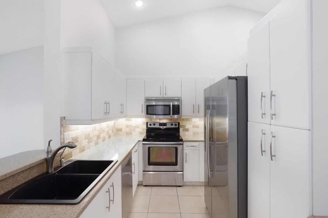 97 Silver Oaks Cir #2203, Naples, FL 34119