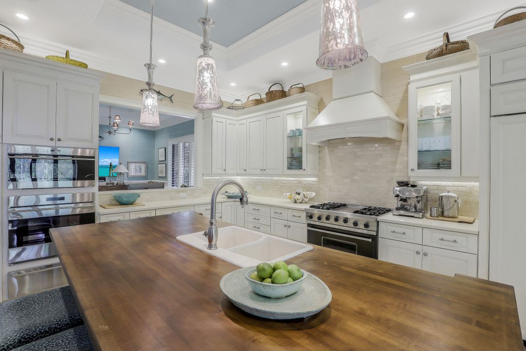 2895 Tiburon Blvd E, Naples, FL 34109