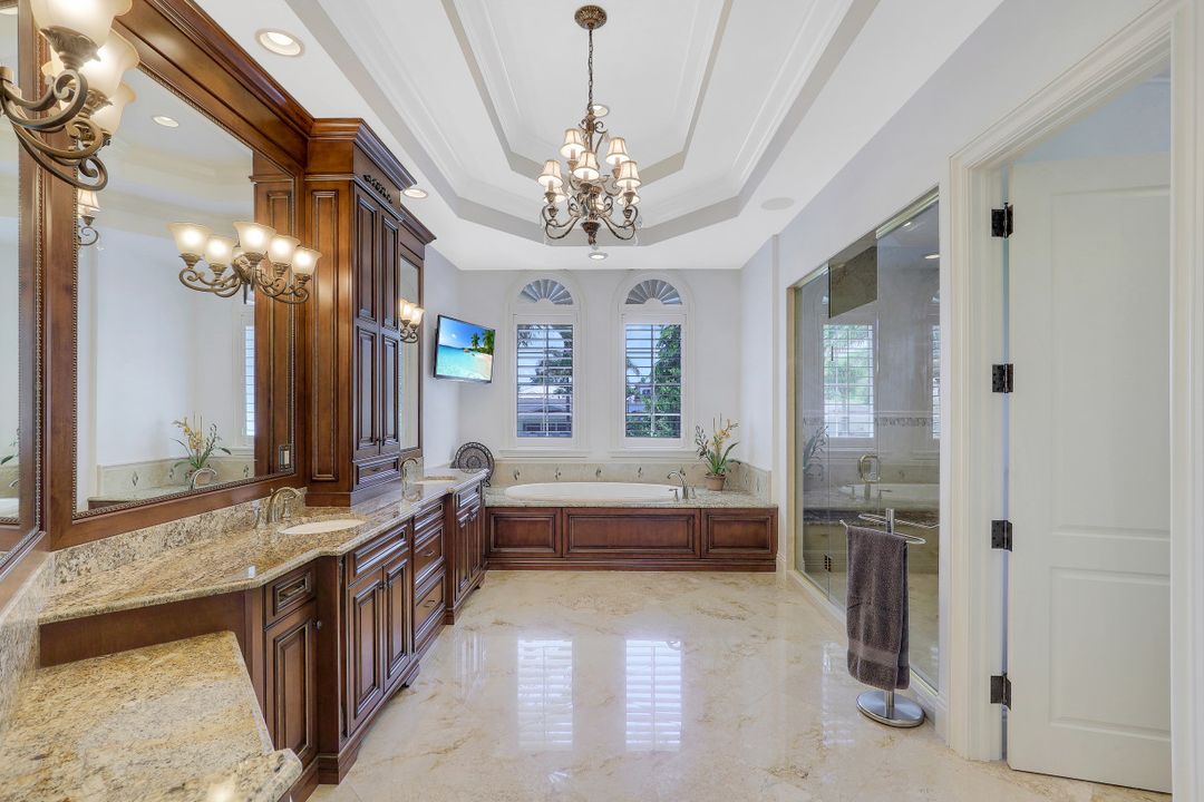 1940 6th St S, Naples, FL 34102