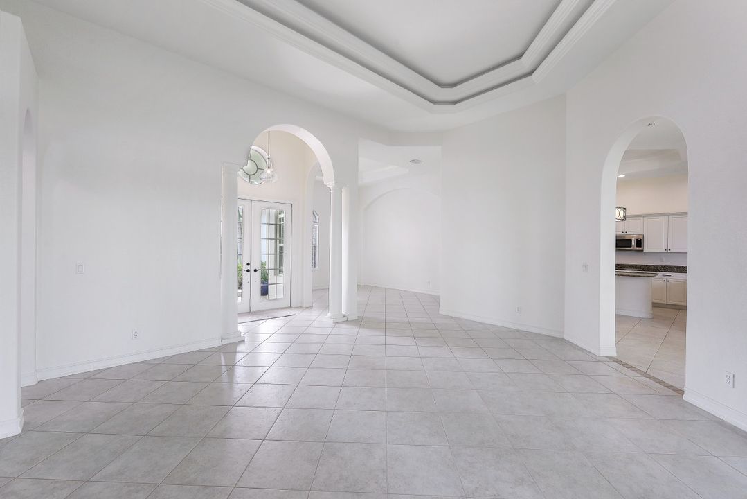 677 5th Ave N, Naples, FL 34102