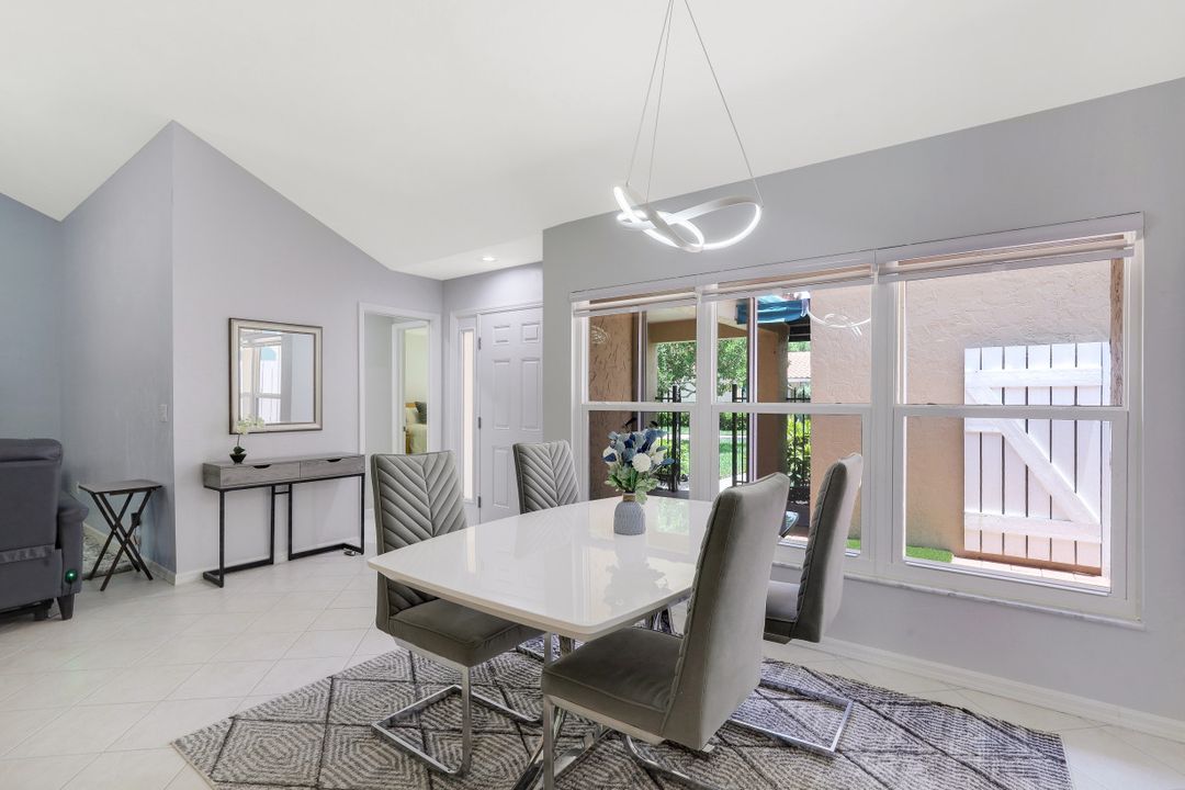 736 Reef Point Cir, Naples, FL 34108