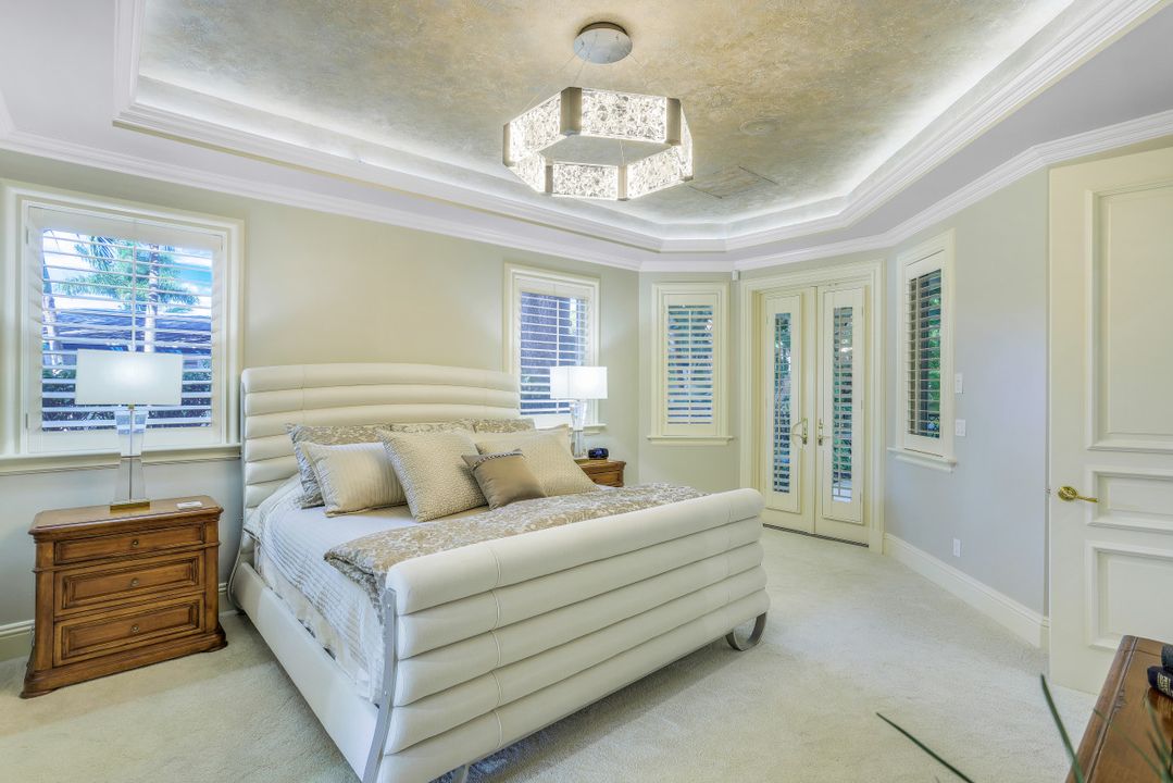 33 3rd St S, Naples, FL 34102