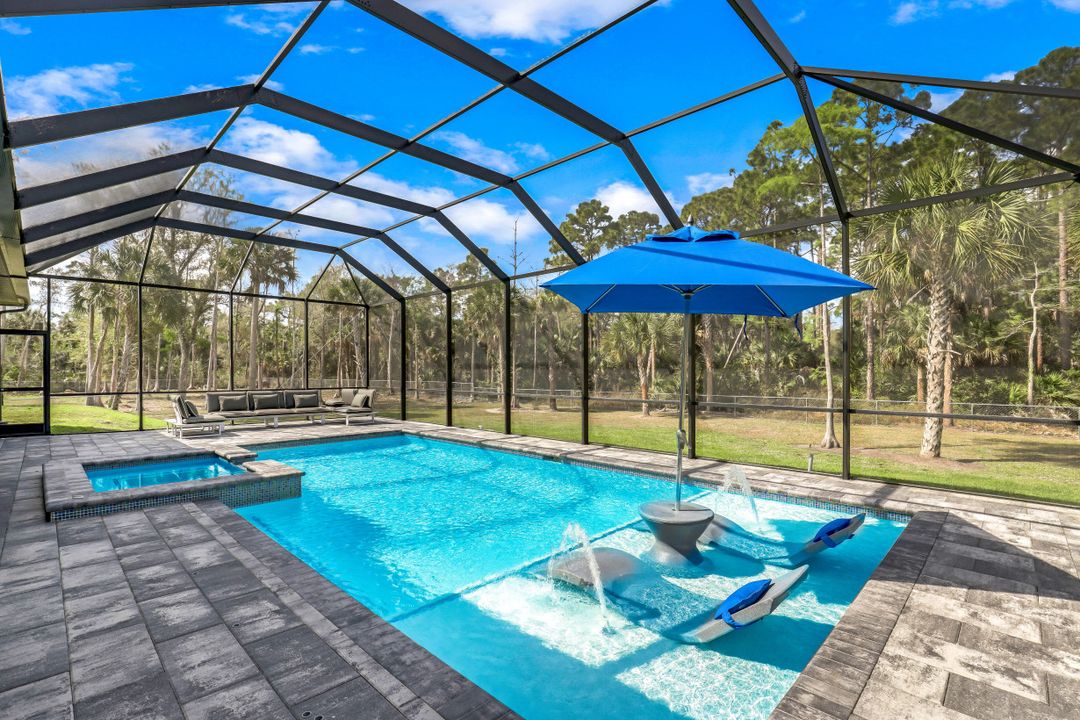 481 7th St NW, Naples, FL 34120