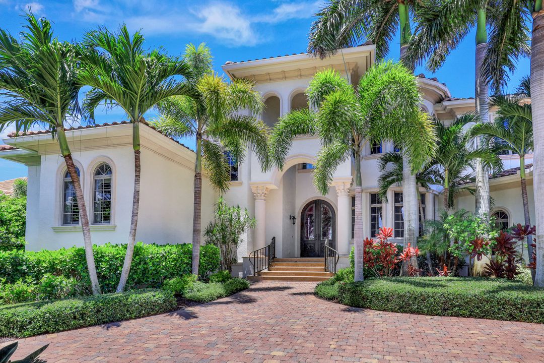 1940 6th St S, Naples, FL 34102