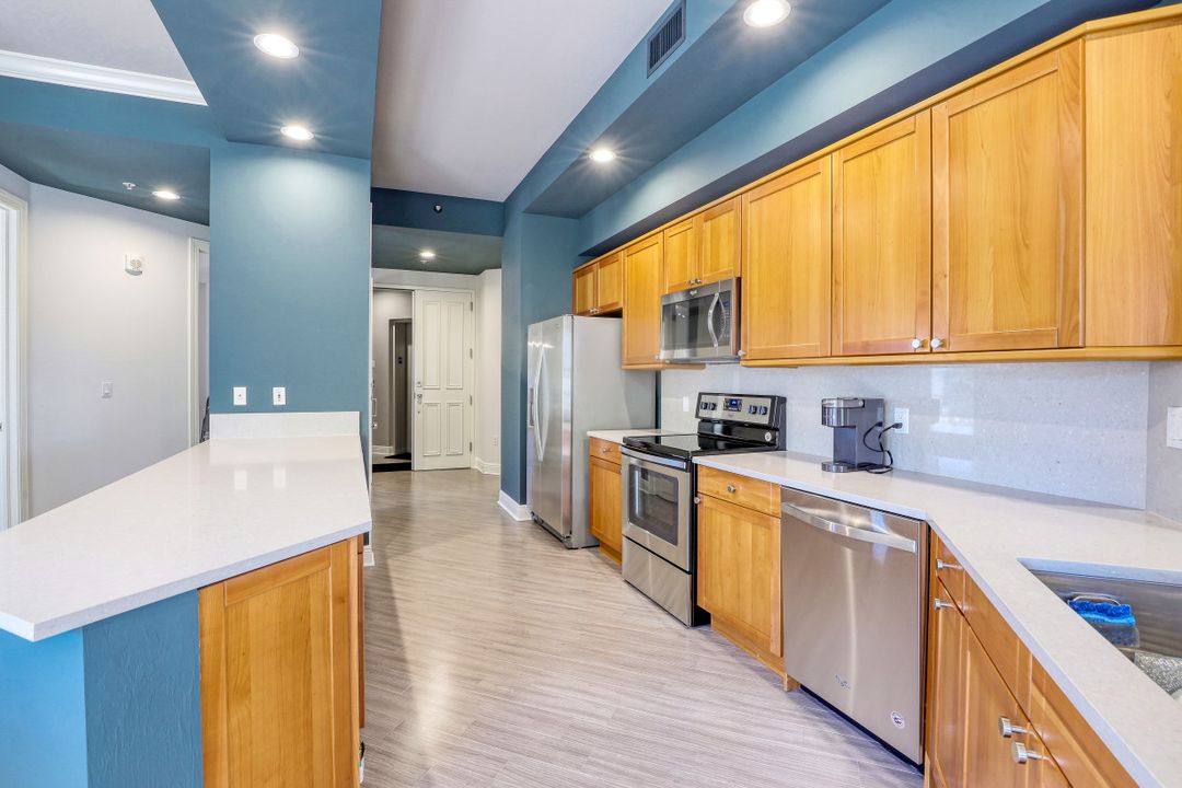 10620 Gulf Shore Dr  #203, Naples, FL 34108