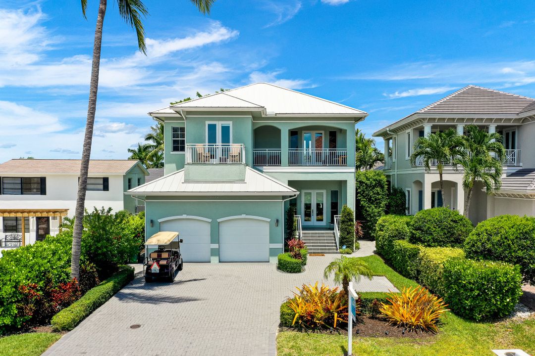 9242 Vanderbilt Dr, Naples, FL 34108