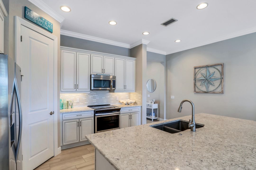 4714 Formosa Dr, Naples, FL 34119