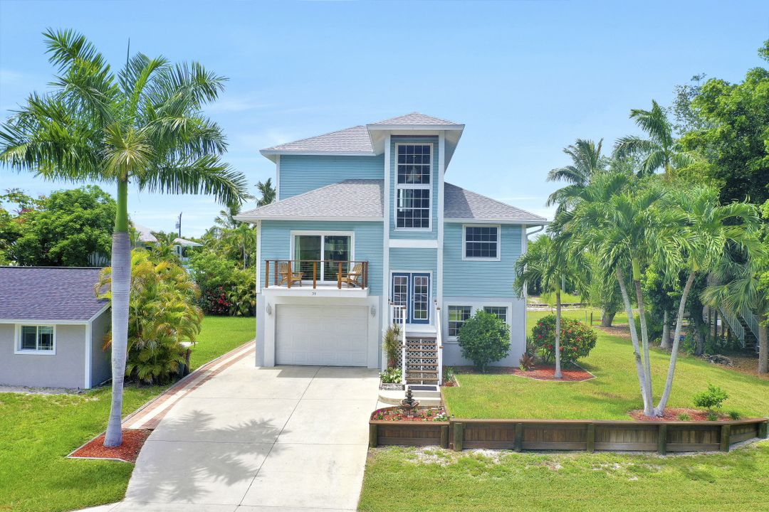 39 W Pelican St, Naples, FL 34113