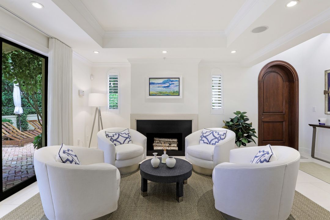 270 5th Ave S #H-2, Naples, FL 34102