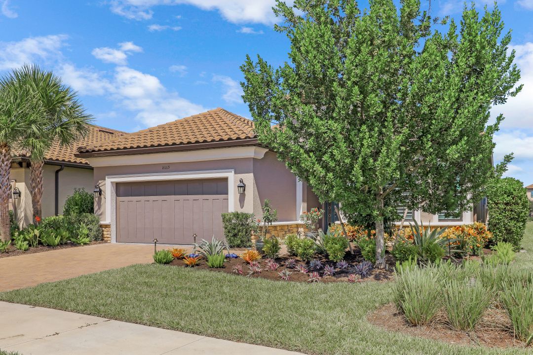8669 Dilillo Ct, Naples, FL 34119