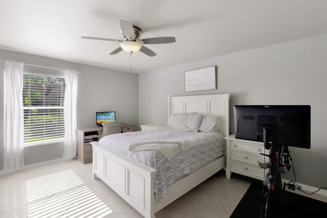 9605 Crescent Garden Dr, Naples, FL 34109