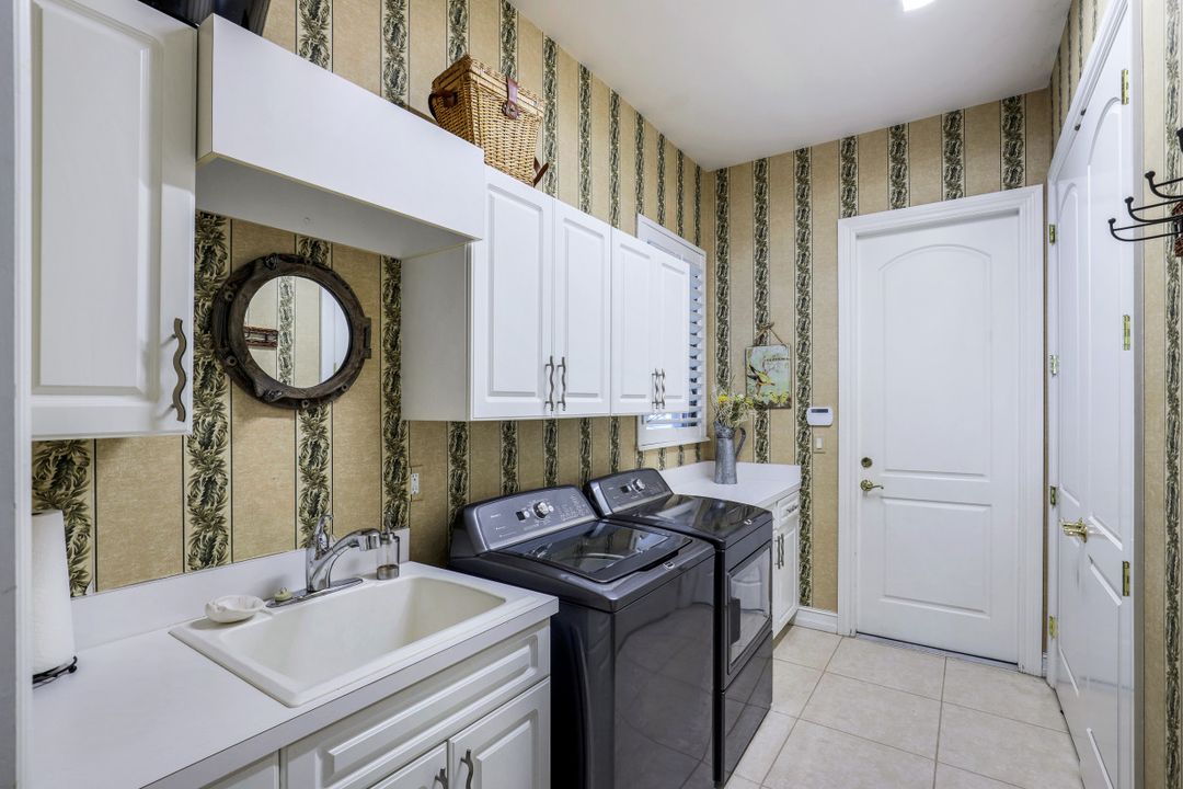 5958 Amberwood Dr, Naples, FL 34110