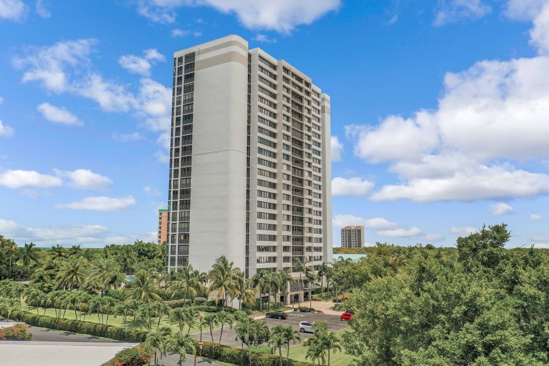 5601 Turtle Bay Dr, Naples, FL 34108