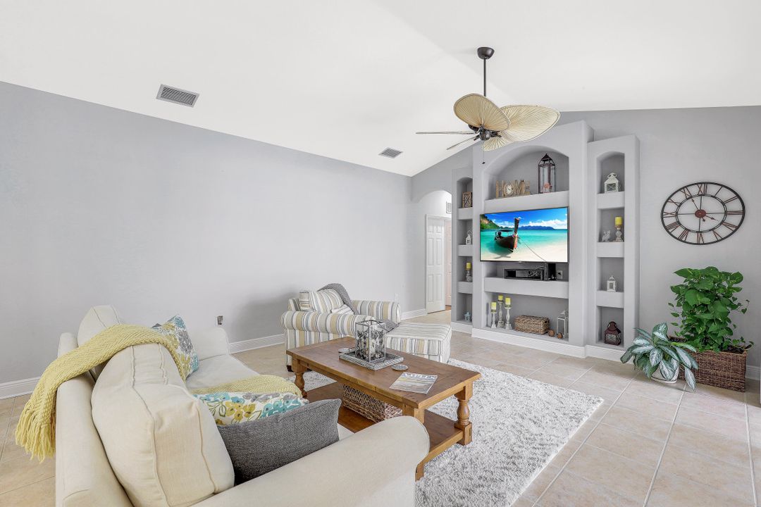 10621 Sir Michaels Pl Dr, Bonita Springs, FL 34135