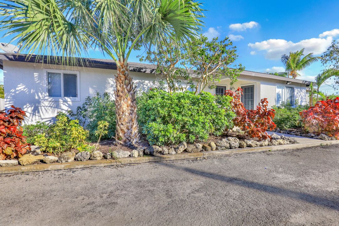 549 94th Ave N #B, Naples, FL 34108