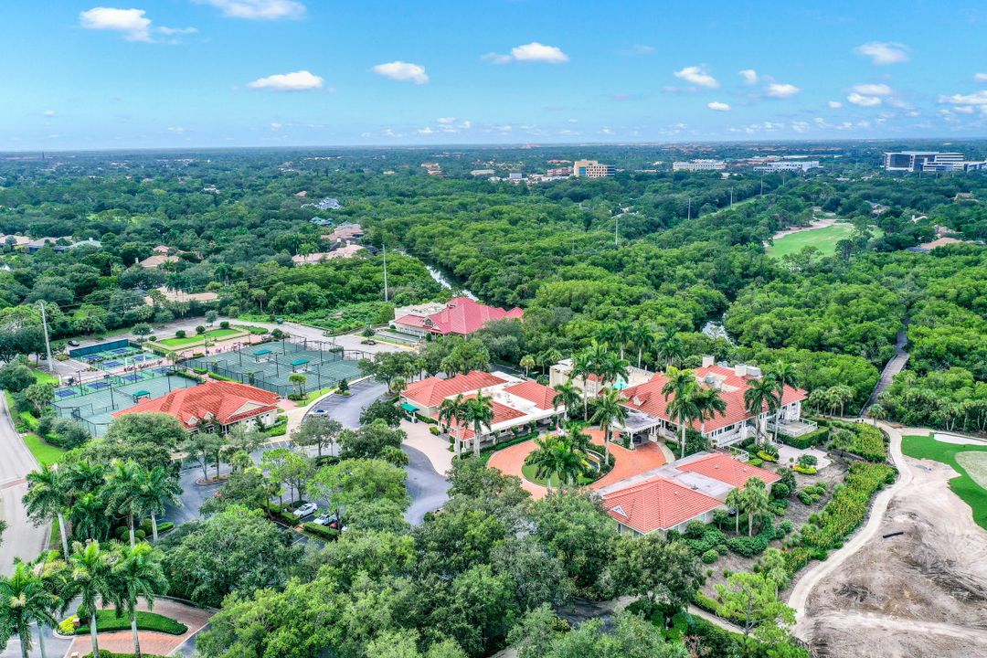 987 Barcarmil Way, Naples, FL 34110