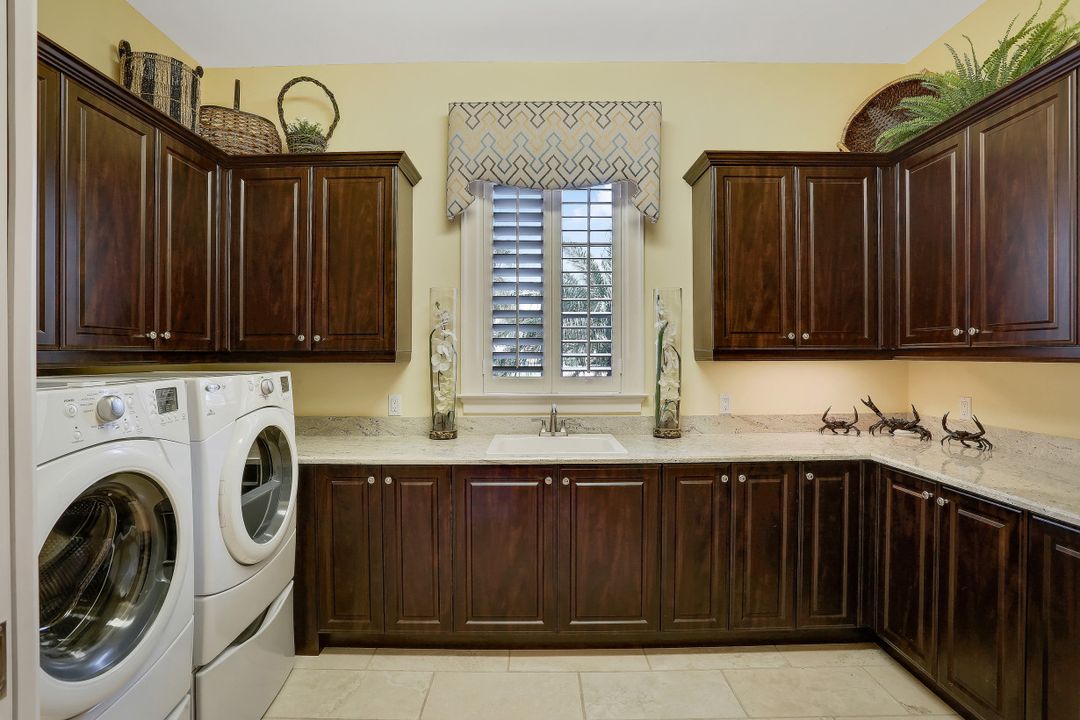 2086 Torino Way, Naples, FL 34105