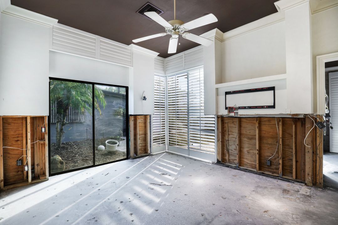 140 2nd Ave S, Naples, FL 34102