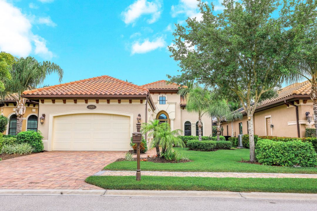 7327 Lantana Cir, Naples, FL 34119