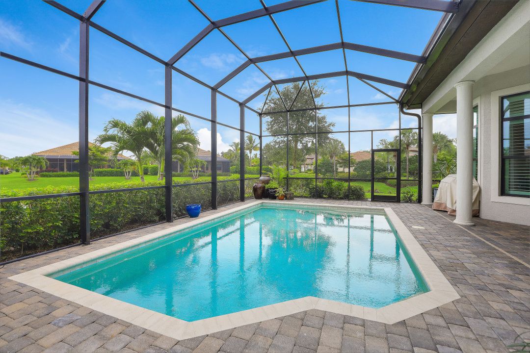 7450 Lantana Cir, Naples, FL 34119