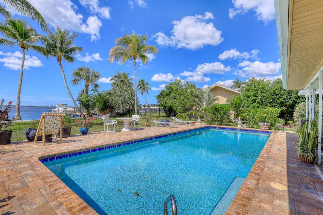 256 Bayshore Dr, Cape Coral, FL 33904