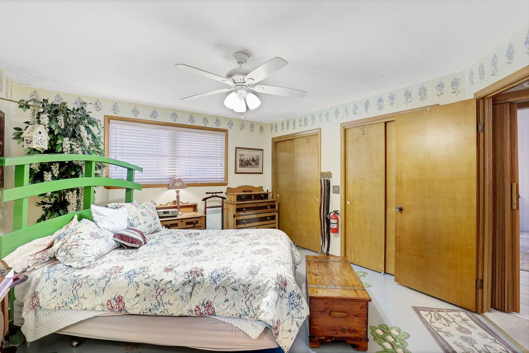 10442 Vanderbilt Dr, Naples, FL 34108