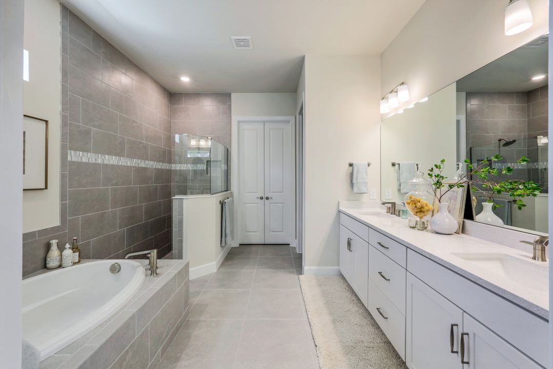 9528 Curlew Dr, Naples, FL 34120