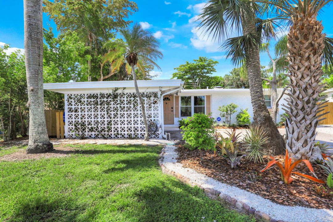 2070 Holiday Ln, Naples, FL 34104