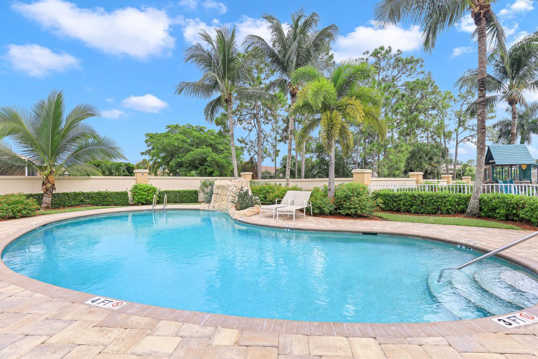 10621 Sir Michaels Pl Dr, Bonita Springs, FL 34135