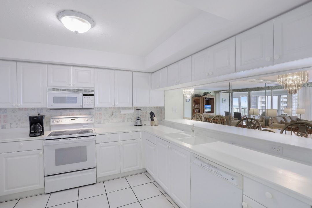 21 Bluebill Ave #905, Naples, FL 34108