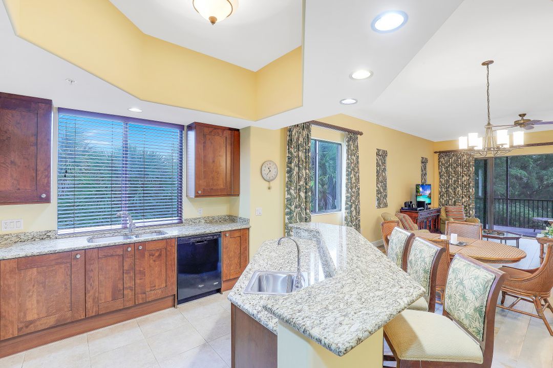 1025 Sandpiper St #E-203, Naples, FL 34102