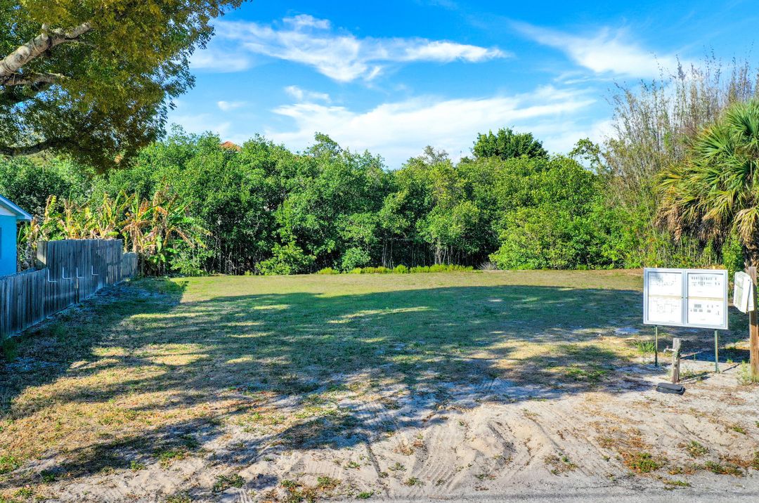 59 River Ct, Naples, FL 34110