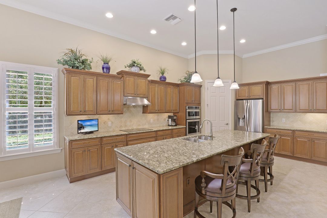 8962 Quarry Dr, Naples, FL 34120