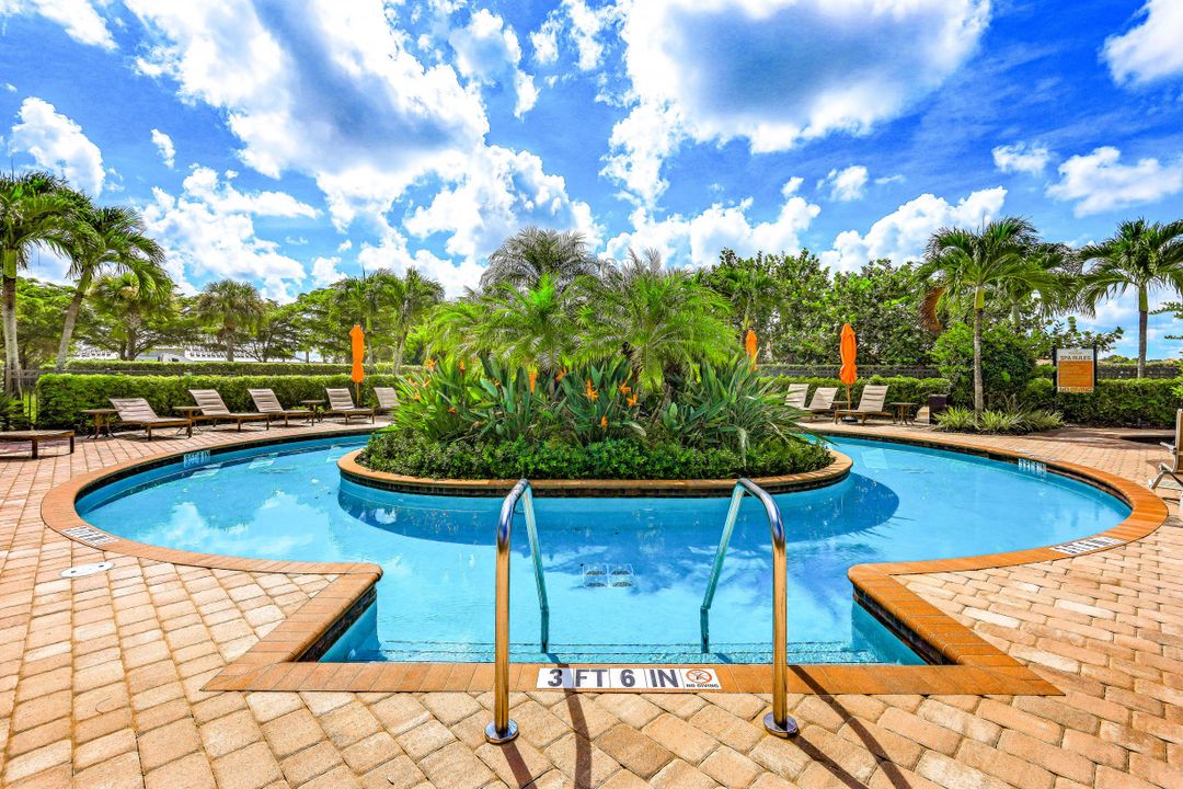 8447 Palacio Terrace W, Naples, FL 34114