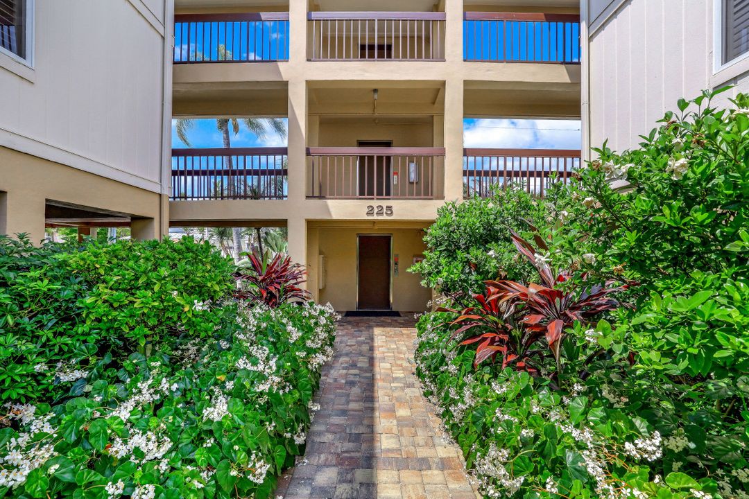 225 5th Ave S #104, Naples, FL 34102