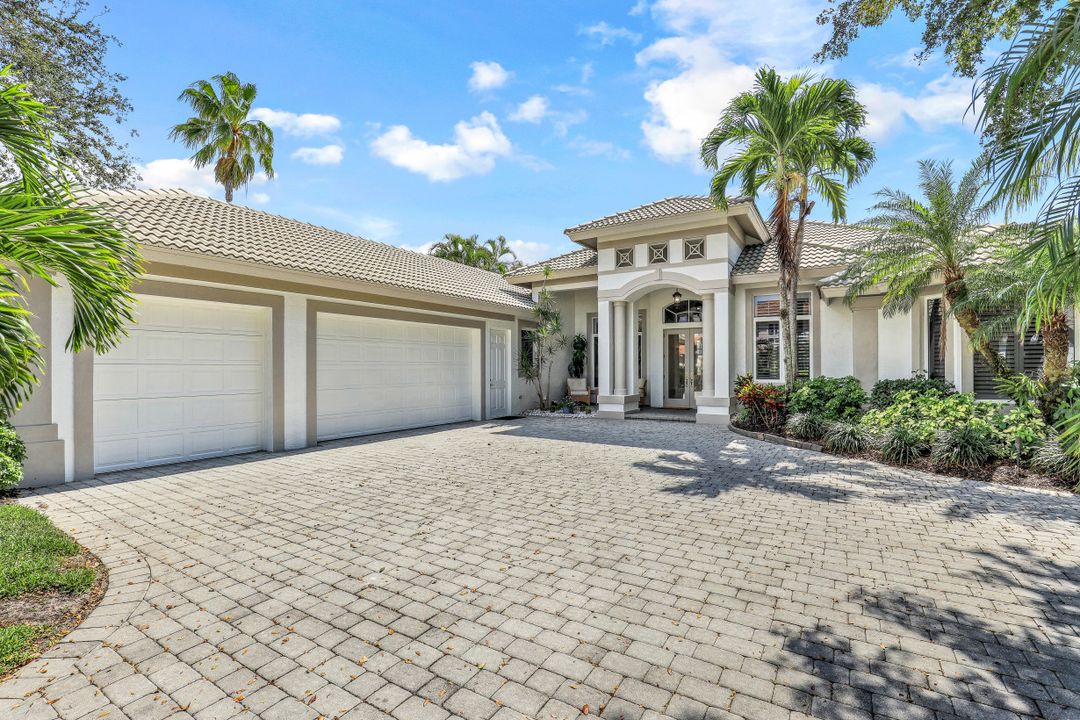 5958 Amberwood Dr, Naples, FL 34110