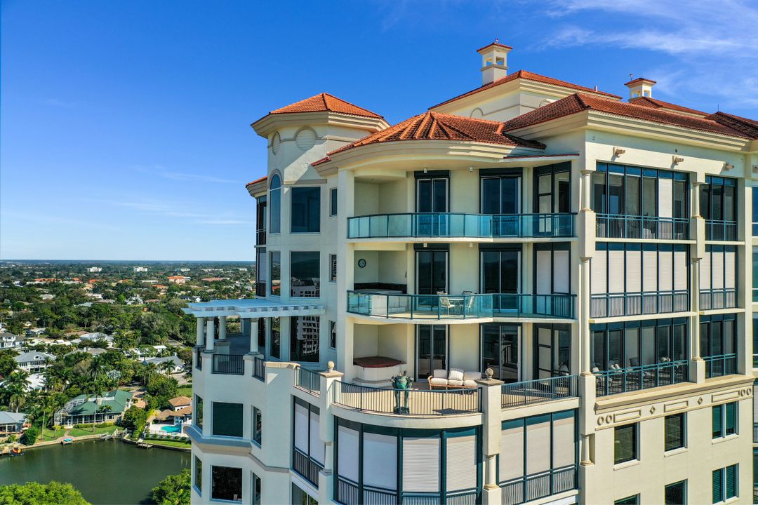81 Seagate Dr #2001, Naples, FL 34103