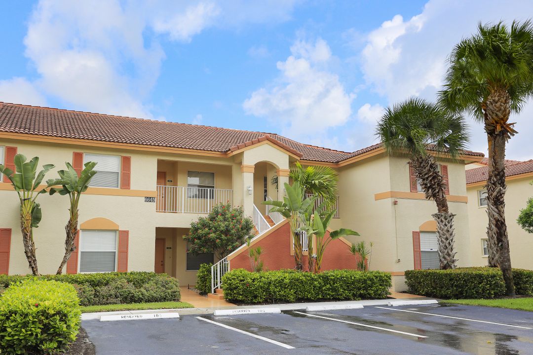 6645 Huntington Lakes Cir #104, Naples, FL 34119