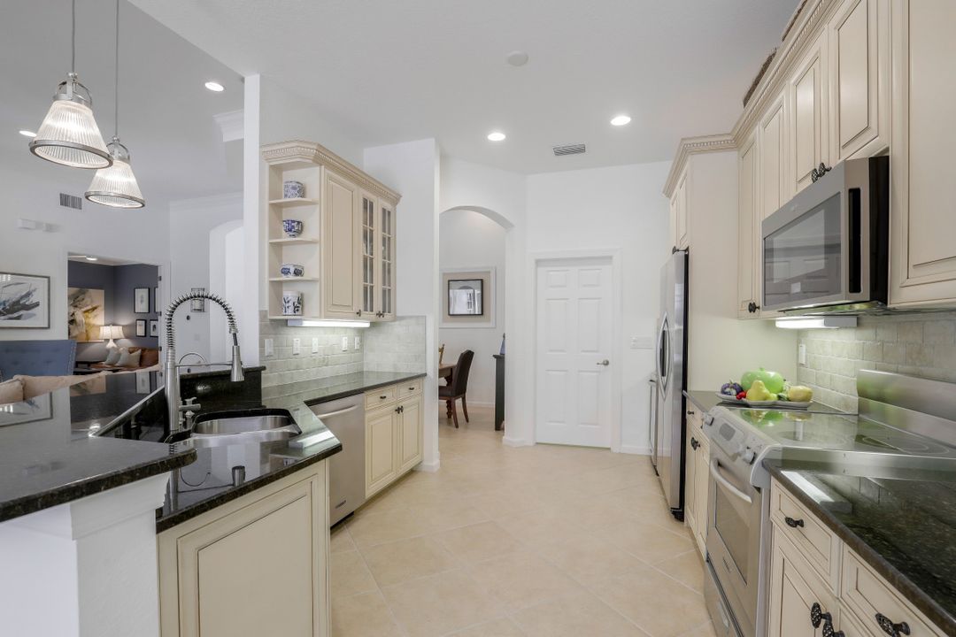 9150 Quartz Ln, Naples, FL 34120