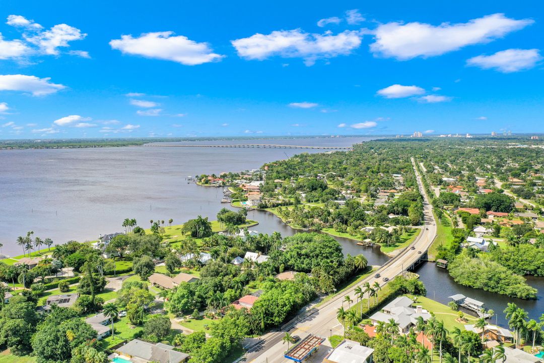 997 Aqua Ln, Fort Myers, FL 33919