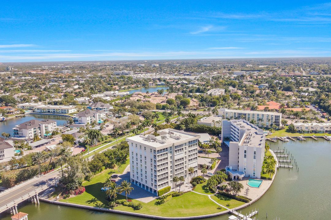 250 Park Shore Dr #103, Naples, FL 34103