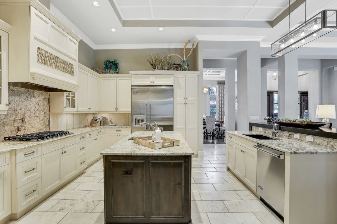 2086 Torino Way, Naples, FL 34105