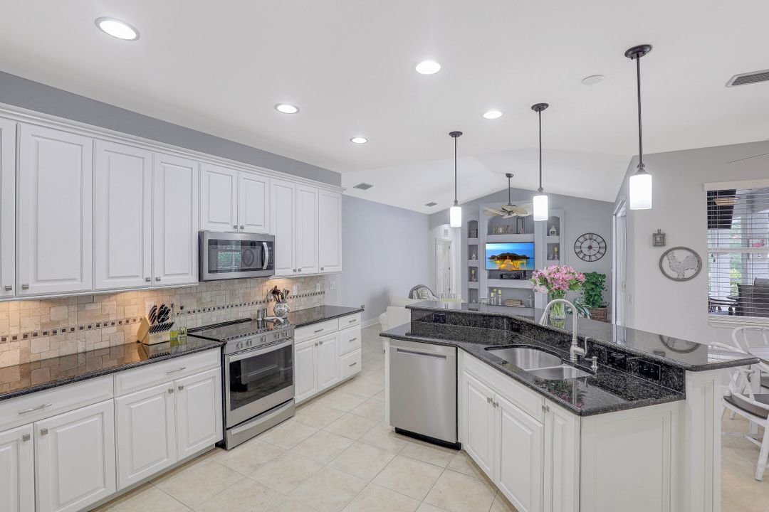 10621 Sir Michaels Pl Dr, Bonita Springs, FL 34135