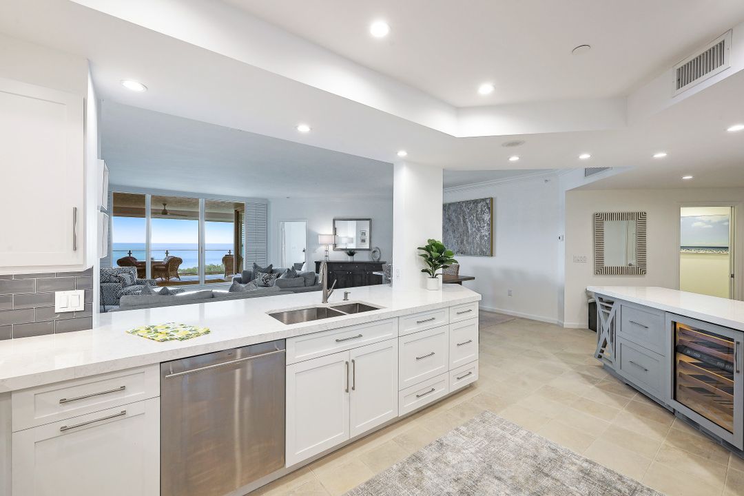 60 Seagate Dr #1204, Naples, FL 34103