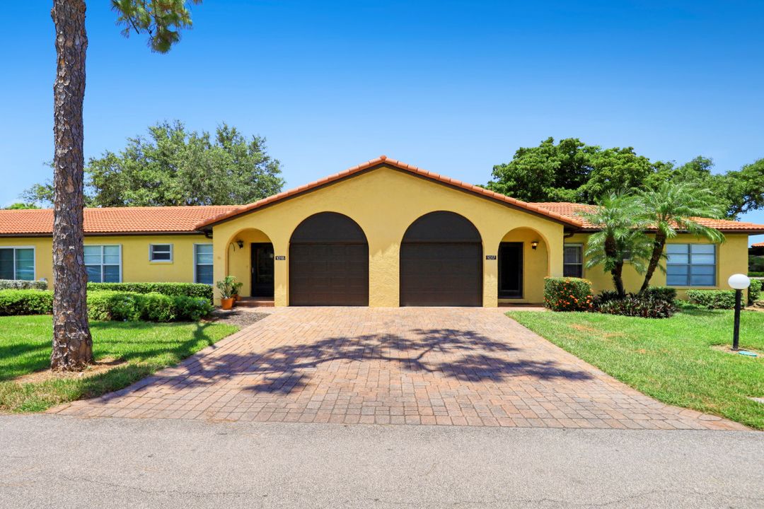 1017 Forest Lakes Dr, Naples, FL 34105