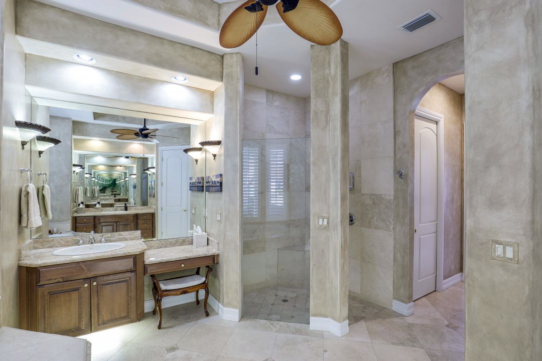 5958 Amberwood Dr, Naples, FL 34110