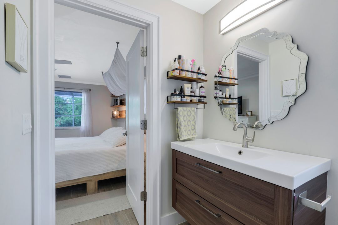 633 Cypress Way E, Naples, FL 34110