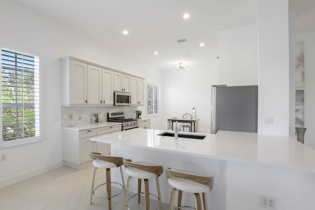 9263 Museo Cir #204, Naples, FL 34114