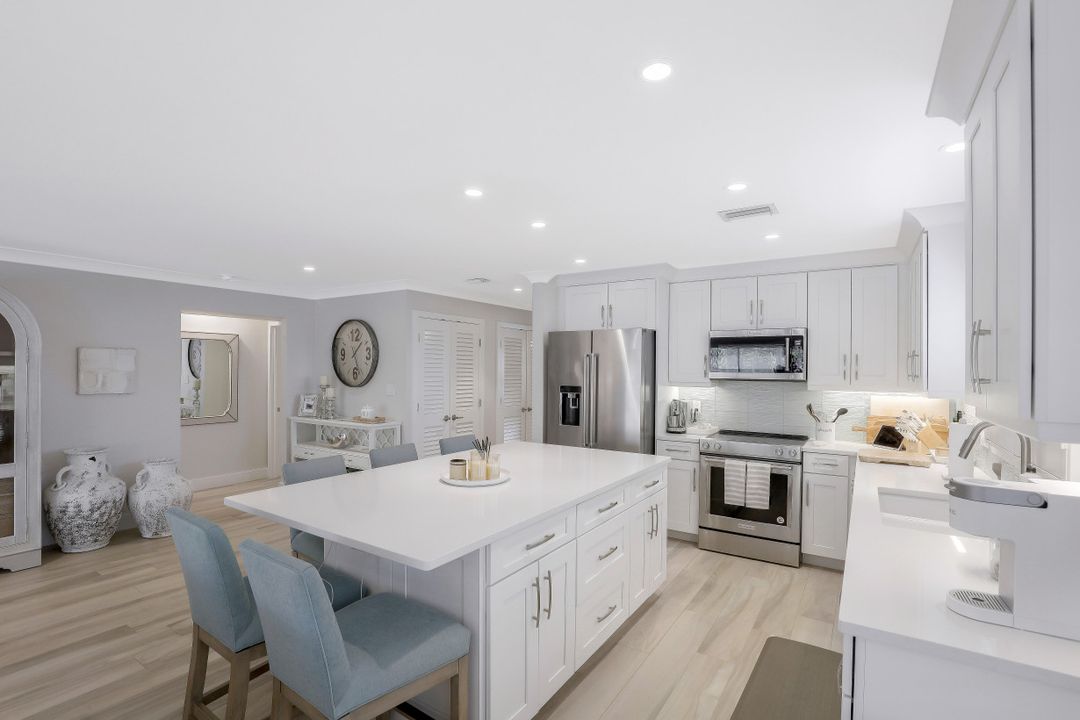 225 5th Ave S #104, Naples, FL 34102